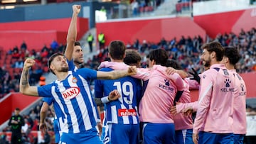 PALMA DE MALLORCA, 15/03/2025.- Los jugadores del Espanyol celebran su primer gol durante el partido de LaLiga entre el Mallorca y el Espanyol, este sábado en el estadio de Son Moix. EFE/ Cati Cladera