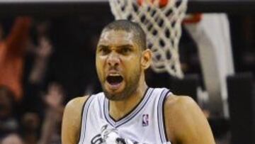 Tim Duncan tras conseguir una canasta ante Los Angeles Clippers en el AT&T Center de San Antonio (Texas).