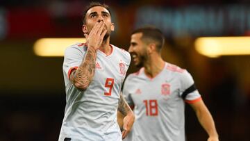 Alcácer celebra uno de sus goles ante Gales.
