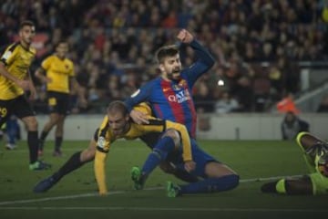 Villanueva sujeta a Piqué en el área. El árbitro Burgos Bengoetxea no pitó penalti.