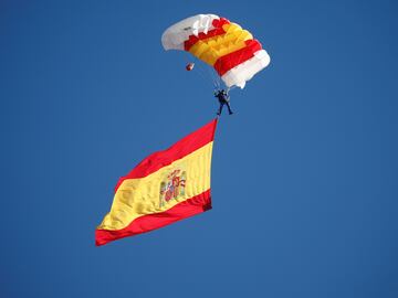 España celebra este miércoles, 12 de octubre, los actos conmemorativos del Día de la Fiesta Nacional. Más de 4.000 militares, 97 vehículos, 37 motos, 26 helicópteros y 58 aviones participarán en el desfile.