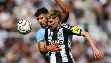 Soccer Football - Premier League - Newcastle United v Manchester City - St James' Park, Newcastle, Britain - September 28, 2024 Newcastle United's Anthony Gordon in action with Manchester City's Ruben Dias Action Images via Reuters/Lee Smith EDITORIAL USE ONLY. NO USE WITH UNAUTHORIZED AUDIO, VIDEO, DATA, FIXTURE LISTS, CLUB/LEAGUE LOGOS OR 'LIVE' SERVICES. ONLINE IN-MATCH USE LIMITED TO 120 IMAGES, NO VIDEO EMULATION. NO USE IN BETTING, GAMES OR SINGLE CLUB/LEAGUE/PLAYER PUBLICATIONS. PLEASE CONTACT YOUR ACCOUNT REPRESENTATIVE FOR FURTHER DETAILS..