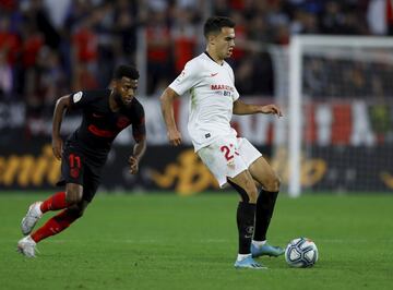 El jugador del Sevilla, Reguilón, controla el balón ante el jugador del Atlético de Madrid, Lemar. 



