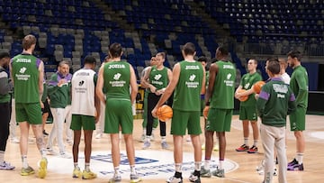 Ibon Navarro preparando un plan de entrenamiento.