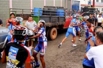 El fotógrafo Luis Contreras, del Diario de los Andes, fotografió la pelea que, sin razones concretas, se lió entre la selección local y la rusa de ciclismo en Venezuela al final de la segunda etapa.