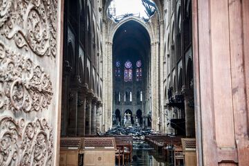 Interior de la Catedral de Notre Dame de París tras el incendio que empezó en la tarde del lunes 15 de abril de 2019.