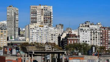 View of Villa 31 shantytown in downtown Buenos Aires, taken on May 9, 2020 during the COVID-19 novel coronavirus pandemic. - Villa 31, the oldest shantytown in Buenos Aires, is separated only by an avenue from exclusive neighbourhoods of the capital. Crowded, hungry and suffering water services faults, residents of the slum now face the menace of COVID-19. (Photo by Ronaldo SCHEMIDT / AFP)