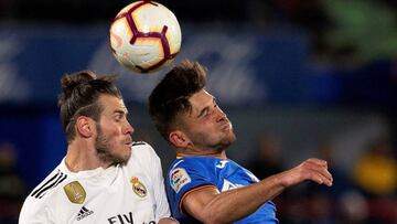 El canterano del Getafe, Hugo Duro, disputando un bal&oacute;n con Gareth Bale, del Real Madrid.