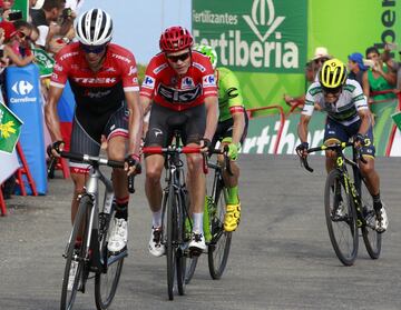 Alberto Contador seguido de Chris Froome. 