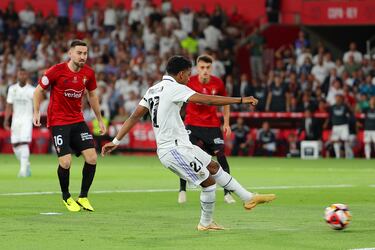 Rodrygo recibe el pasé atrás de Vini y no falla. 1-0 en el primer minuto de partido.