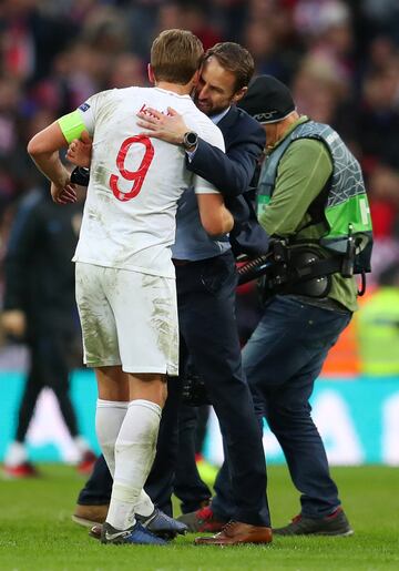 El delantero inglés Harry Kane celebra con el entrenador Gareth Southgate la clasificación para la Final Four de la Liga de Naciones. 