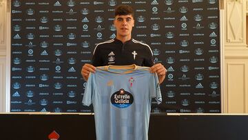 Julen Lobete posa con la camiseta del Celta