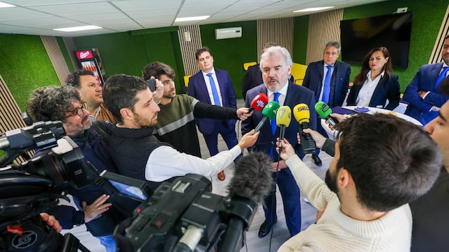 Manuel Vizcaíno señala a Quique Pina en la Junta General de Accionistas