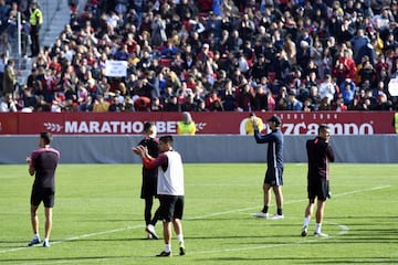 Los jugadores del equipo andaluz entrenaron acompañados por los ánimos y la alegría de miles de aficionados que no quisieron perderse a sus ídolos.