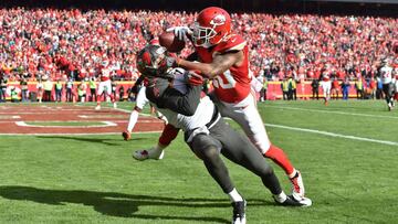 KANSAS CITY, MO - NOVEMBER 20: Cornerback Steven Nelson #20 of the Kansas City Chiefs defends a pass against wide receiver Mike Evans #13 of the Tampa Bay Buccaneers at Arrowhead Stadium during the second quarter of the game on November 20, 2016 in Kansas City, Missouri. Peter Aiken/Getty Images/AFP
== FOR NEWSPAPERS, INTERNET, TELCOS & TELEVISION USE ONLY ==