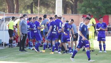 Los jugadores del Real Valladolid en la pausa de hidratación
