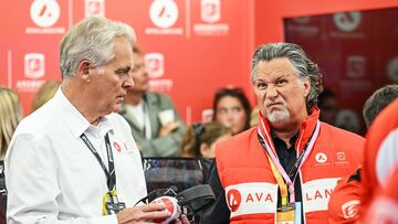 Michael Andretti (derecha), durante una carrera de la Fórmula E en 2023.