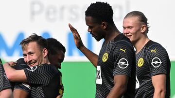 (L-R) Dortmund's German defender Felix Passlack, Dortmund's Swiss defender Manuel Akanji, Dortmund's French defender Dan-Axel Zagadou and Dortmund's Norwegian forward Erling Braut Haaland react after the third goal for Dortmund during