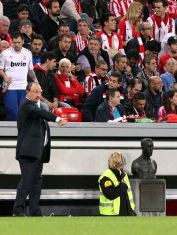 El entrenador del Real Madrid Rafa Benítez da instrucciones a sus jugadores durante el partido correspondiente a la quinta jornada disputado en el campo bilbaino de San Mamés.