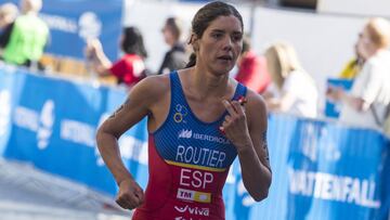 Carolina Routier compite durante la Vattenfall World Triathlon de Estocolmo.