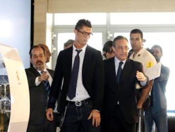 El delantero portugués del Real Madrid, Cristiano Ronaldo, tras firmar hoy con el presidente de la entidad madridista, Florentino Pérez, su renovación como futbolista del equipo, en el que jugará hasta junio de 2018.