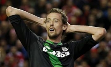 30 de enero: 35 años cumple el espigado delantero inglés Peter Crouch.