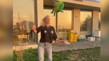 ¿Se parece? Javiera Acevedo imitó gol de Salas en Wembley