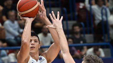 Simone Fontecchio (L) goes for the basket during the FIBA EuroBasket 2022 group C stage match between Italy and Estonia at the Assago Forum, in Assago, near Milan, Italy 2 September 2022.