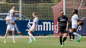 PAMPLONA, 07/08/2022.- La delantera del Real Madrid, Esther González (2i) celebra con sus compañeras su tanto ante la Real Sociedad durante la final de la Copa Sentimiento disputado este domingo en Pamplona. EFE/ Villar López
