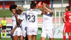 Priscila Borja y Geyse celebran el 1-0 al Sevilla.