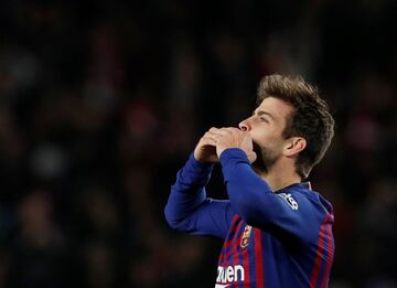 El jugador del Barcelona Piqué celebra el 1-0 dirigiéndose a la grada donde está su familia. 