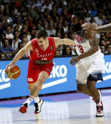 El alero serbio Nikola Kalinic (i) con el balón ante el base estadounidense James Hardem (d), durante la final del Mundial de Baloncesto 2014 que las selecciones de Estados Unidos y Serbia 