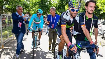Alejandro Valverde, acompañado por Sebastián Unzué tras cruzar la meta. Detrás, Vincenzo Nibali.