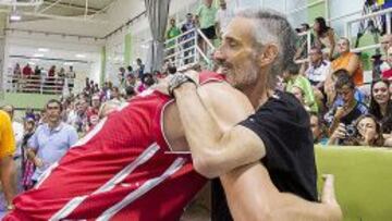 Todos los jugadores saludaron efusividad y alegr&iacute;a a su exentrenador.