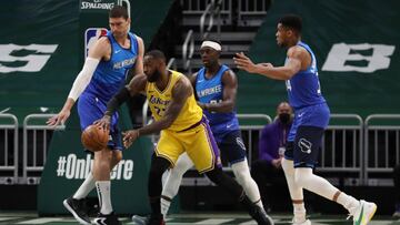 LeBron James realiza un pase ante Brook Lopez, Jrue Holiday y Giannis Antetokounmpo durante el Milwaukee Bucks-Los Angeles Lakers.
