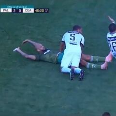 Deyverson la lía en Brasil con una patada al estilo De Jong