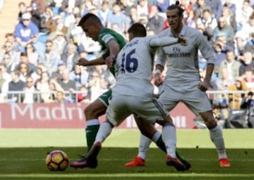 Gabriel se lleva el balón ante Kovacic y Bale.