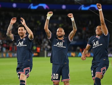 Messi, Neymar y Mbappé celebrando una victoria del PSG.