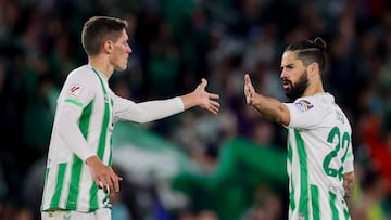 SEVILLA, 04/02/2024.- El centrocampista del Betis 'Isco' Alarcón (d) celebra con Sergi Altimira tras marcar ante el Getafe, durante el partido de LaLiga de fútbol que Real Betis y Getafe CF disputan este domingo en el estadio Benito Villamarín, en Sevilla. EFE/José Manuel Vidal