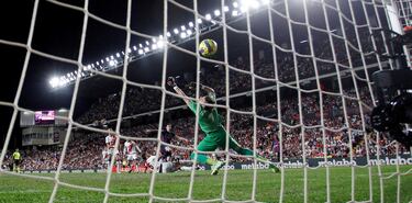 2-1. Robert Lewandowski, tras recoger un rechace de un tiro de Franck Kessié, encañona a Stole Dimitrievski y anota el primer tanto azulgrana.