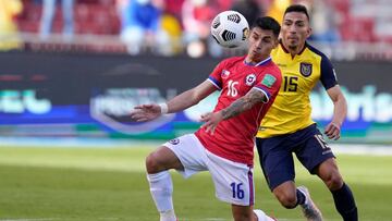 Chile's Claudio Baeza (L) and Ecuador's Angel Mena vie for the ball during their South American qualification football match for the FIFA World Cup Qatar 2022 at the Rodrigo Paz Delgado Stadium in Quito on September 5, 2021. (Photo by Dolores Ochoa / POOL / AFP)