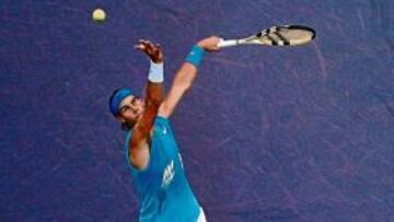 <b>AL SERVICIO. </b>Rafa Nadal, en el partido del martes ante Gulbis.