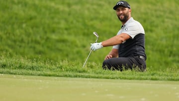 El golfista espa&ntilde;ol Jon Rahm reacciona tras golpear una bola durante la primera jornada del Memorial Tournament presented by Workday en el Muirfield Village Golf Club de Dublin, Ohio.