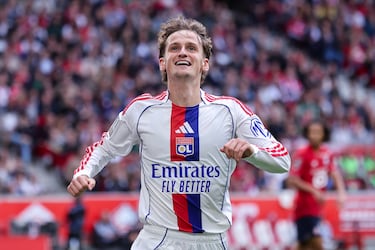 Se ha establecido como un jugador importante en el mediocampo del equipo francés. Se le identifica por su calidad técnica y habilidad para jugar con el esférico. Es un jugador que puede abarcar tanto el trabajo de contención como el de creación del juego.