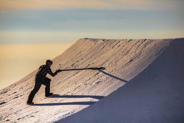 Sesión de saltos al atardecer en el Snowpark Sulayr, en Sierra Nevada, durante el Día de Andalucía 2019.