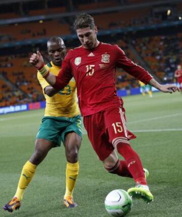 Sergio Ramos y Tokelo Rantie durante el partido amistoso entre Sudáfrica y España en el estadio Soccer City de Soweto.