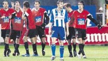 <b>FELICES. </b>La desolación de Edu contrasta con la alegría de los mallorquinistas al final del partido.