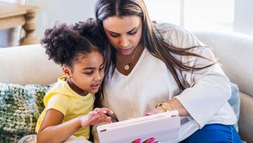 Madre e hija vía Getty Images.