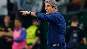Soccer Football - LaLiga - Real Betis v Atletico Madrid - Estadio de La Cartuja, Seville, Spain - October 27, 2025 Real Betis coach Manuel Pellegrini reacts REUTERS/Marcelo Del Pozo