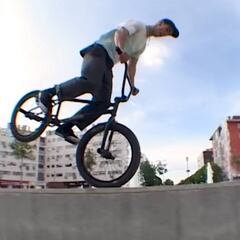 Carlos Vinuesa revienta las calles de Madrid con su bici en su último vídeo para Dig Bmx